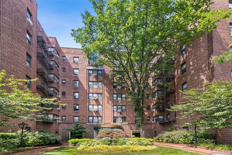 Photo of 69-10 Yellowstone Boulevard #202, Forest Hills, NY 11375 (MLS # 1041873)