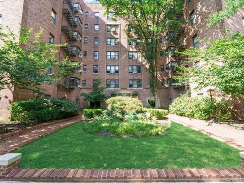 Photo of 69-10 Yellowstone Boulevard #202, Forest Hills, NY 11375 (MLS # 1041873)