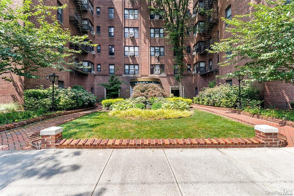 Photo of 69-10 Yellowstone Boulevard #202, Forest Hills, NY 11375 (MLS # 1041873)