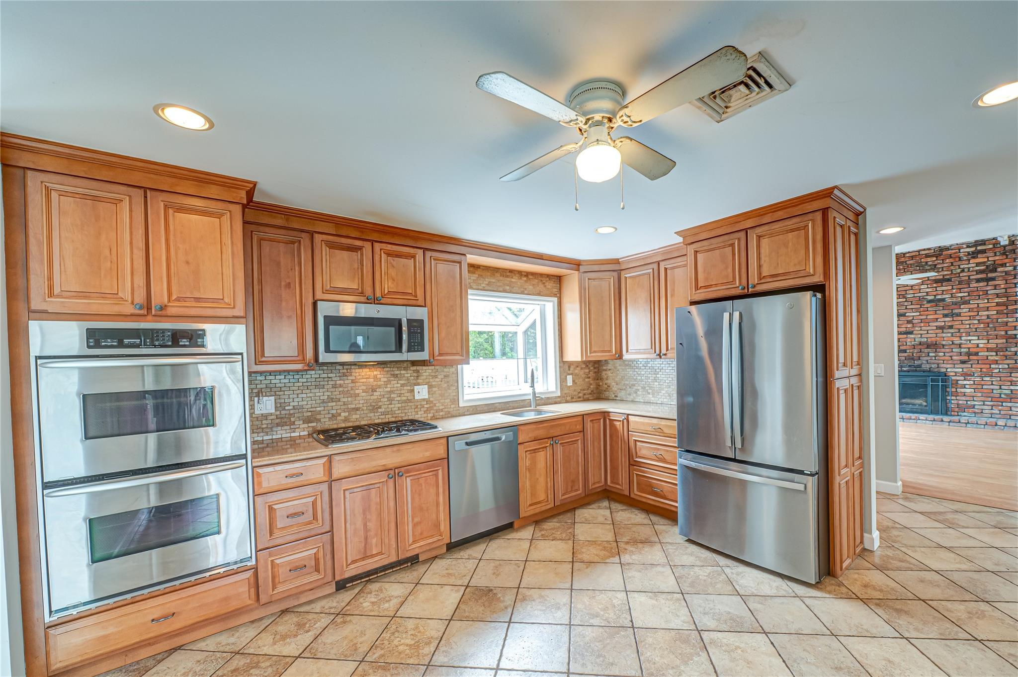 11 Dartmouth Drive, Deer Park, New York image 2
