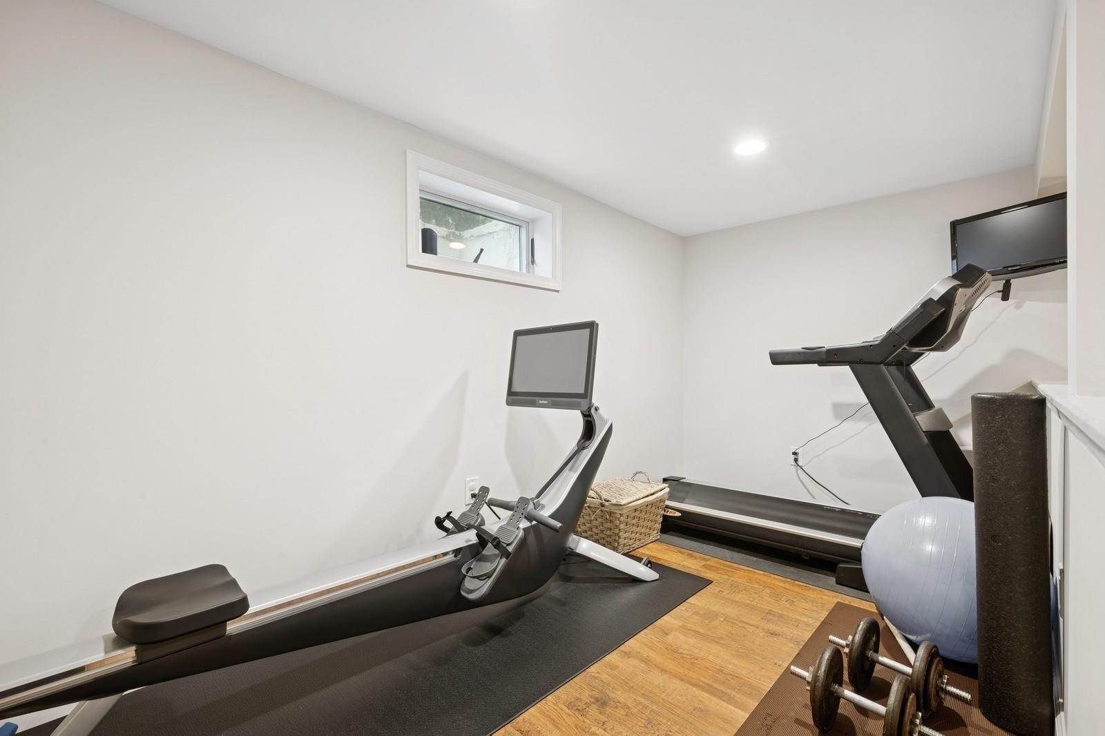 110 Lee Road, Garden City, New York image 33