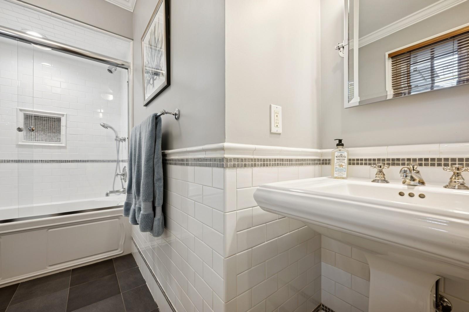 110 Lee Road, Garden City, New York image 25