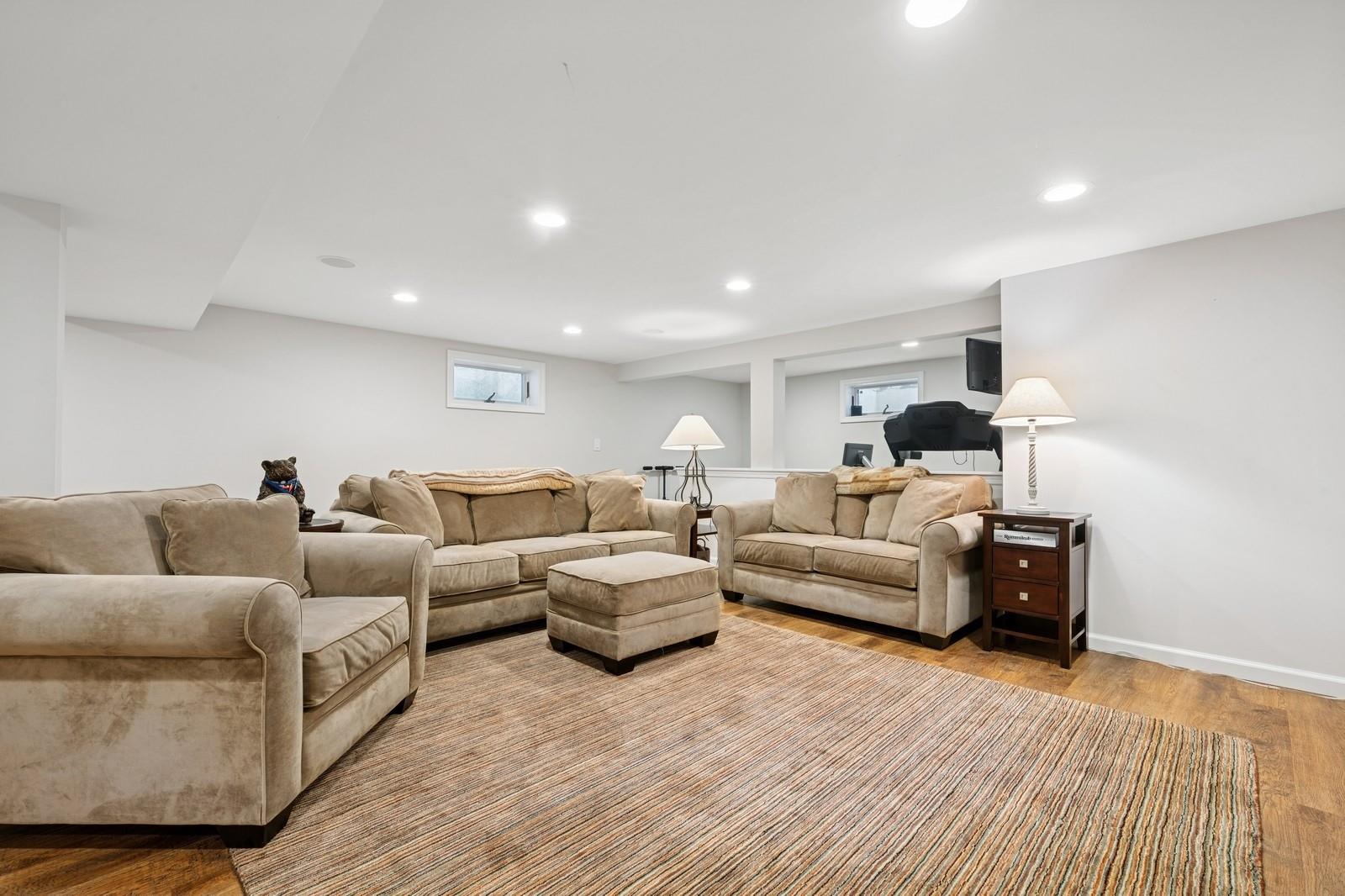 110 Lee Road, Garden City, New York image 32