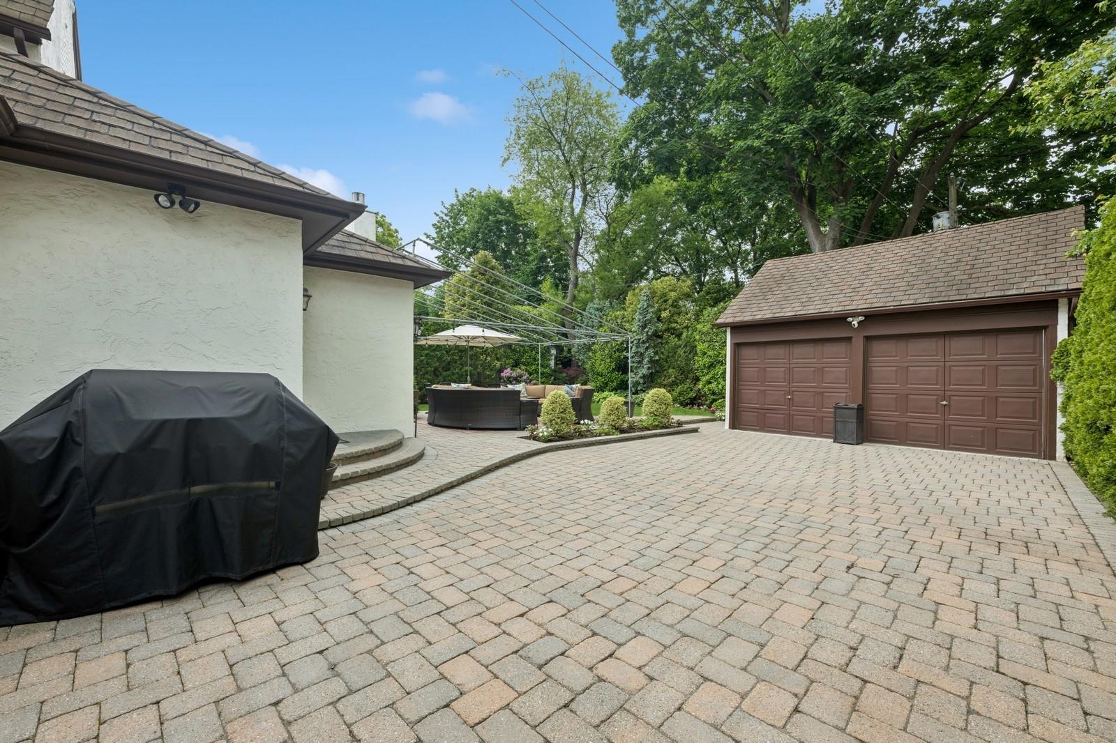 110 Lee Road, Garden City, New York image 37