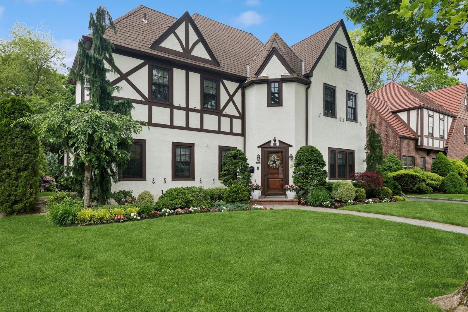 110 Lee Road, Garden City, New York image 1