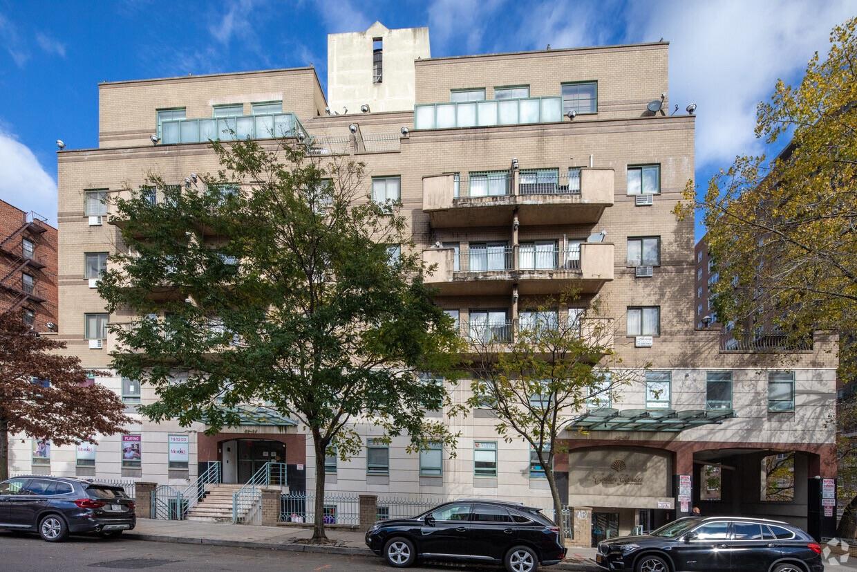 Colden Street R7a, Flushing, Queens, NY - 3 Bedrooms  
3 Bathrooms  
7 Rooms - 