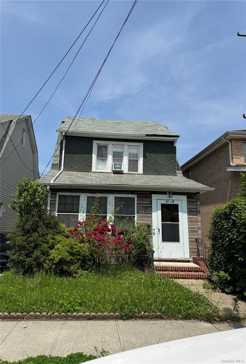 Photo of 70-19 Manse Street, Forest Hills, NY 11375 (MLS # 912741)