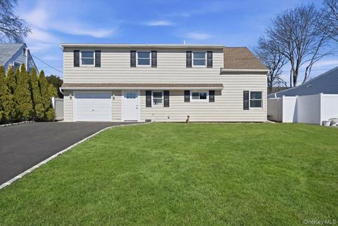 38 Bobolink Lane Levittown NY 11756