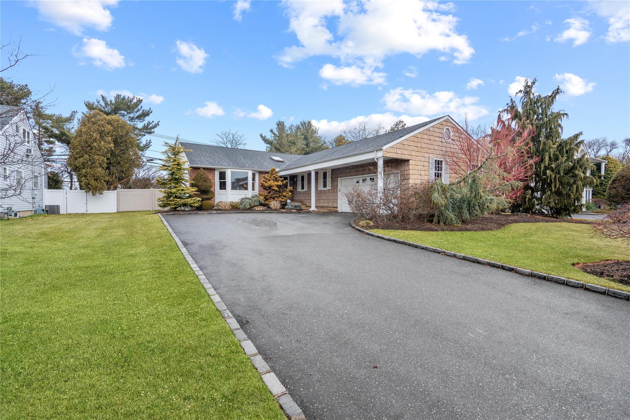 25 Joyce Lane, Woodbury, New York image 2