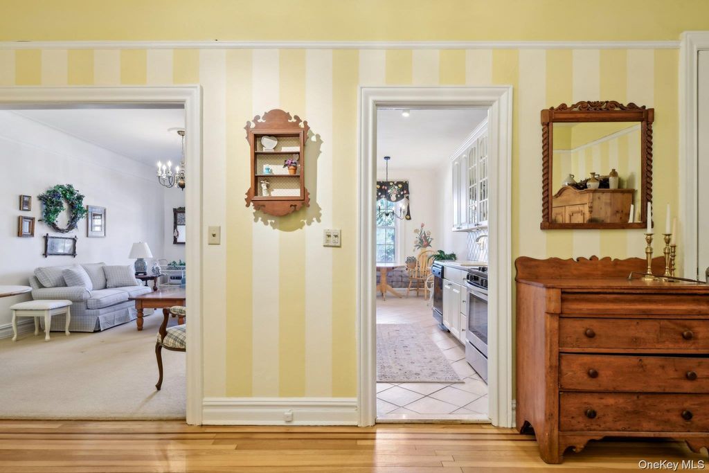 Photo of 12 Hamilton Place #B5, Garden City, NY 11530 (MLS # 956933)