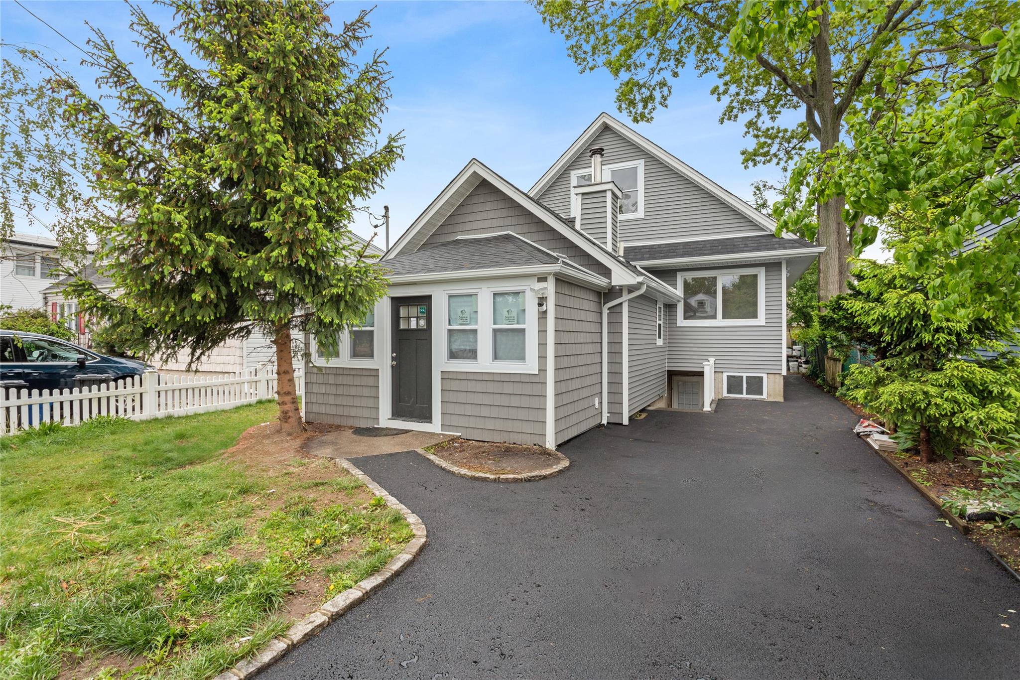 712 Carlton Road, West Babylon, New York image 1