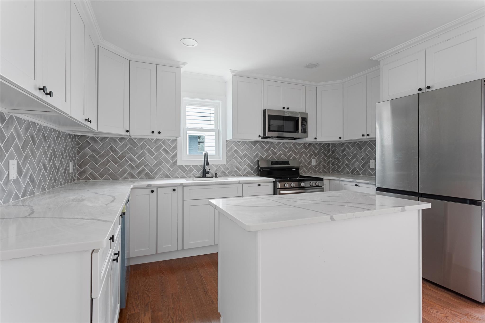 712 Carlton Road, West Babylon, New York image 4