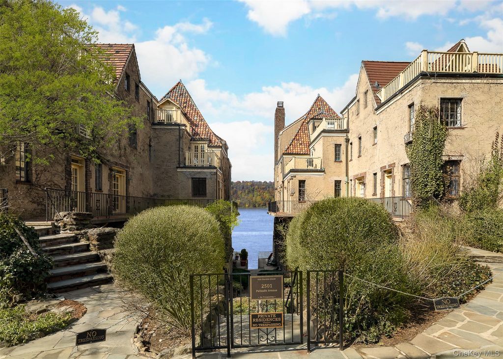 Photo of 2501 Palisade Avenue #H2, Bronx, NY 10463 (MLS # 963407)