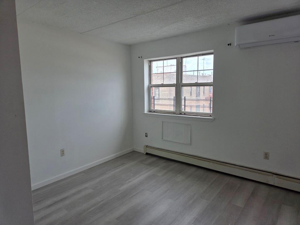 Bryant Avenue 3, Bronx, New York - 2 Bedrooms  
1 Bathrooms  
4 Rooms - 
