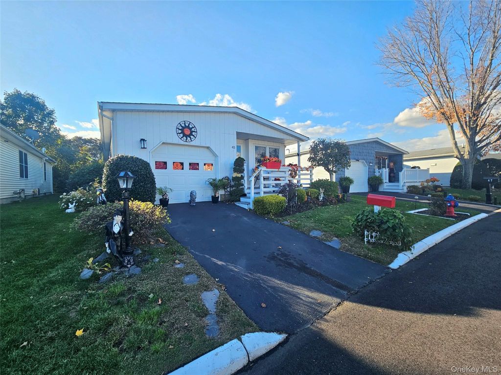 Photo of 45 Dogwood Lane, Manorville, NY 11949 (MLS # 928399)