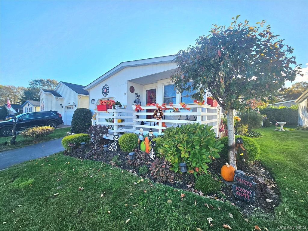 Photo of 45 Dogwood Lane, Manorville, NY 11949 (MLS # 928399)