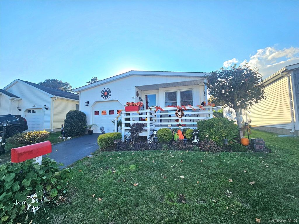 Photo of 45 Dogwood Lane, Manorville, NY 11949 (MLS # 928399)