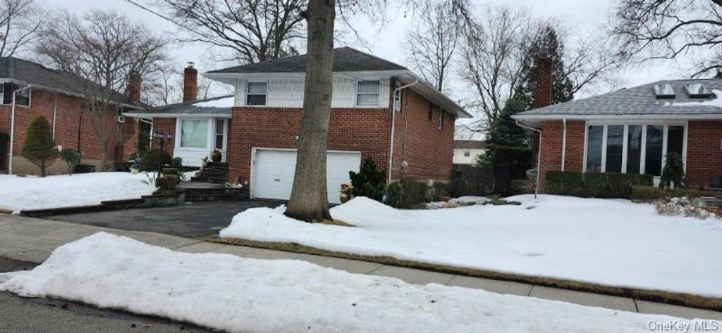 Photo of 25 Pinetree Road, Westbury, NY 11590 (MLS # 963219)