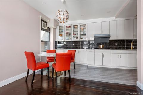 Homes For Sale - 13605 Sanford Avenue #4Q<br/> Queens County, Flushing, NY 11355