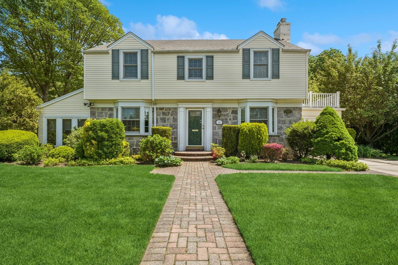 181 Washington Avenue, Garden City, New York image 1