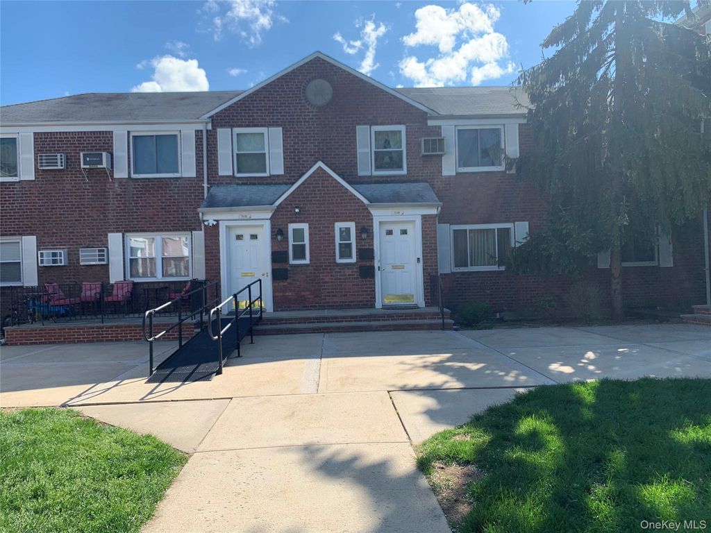 Photo of 73-20 260th Street #GV74-H5-1, Glen Oaks, NY 11004 (MLS # 987688)