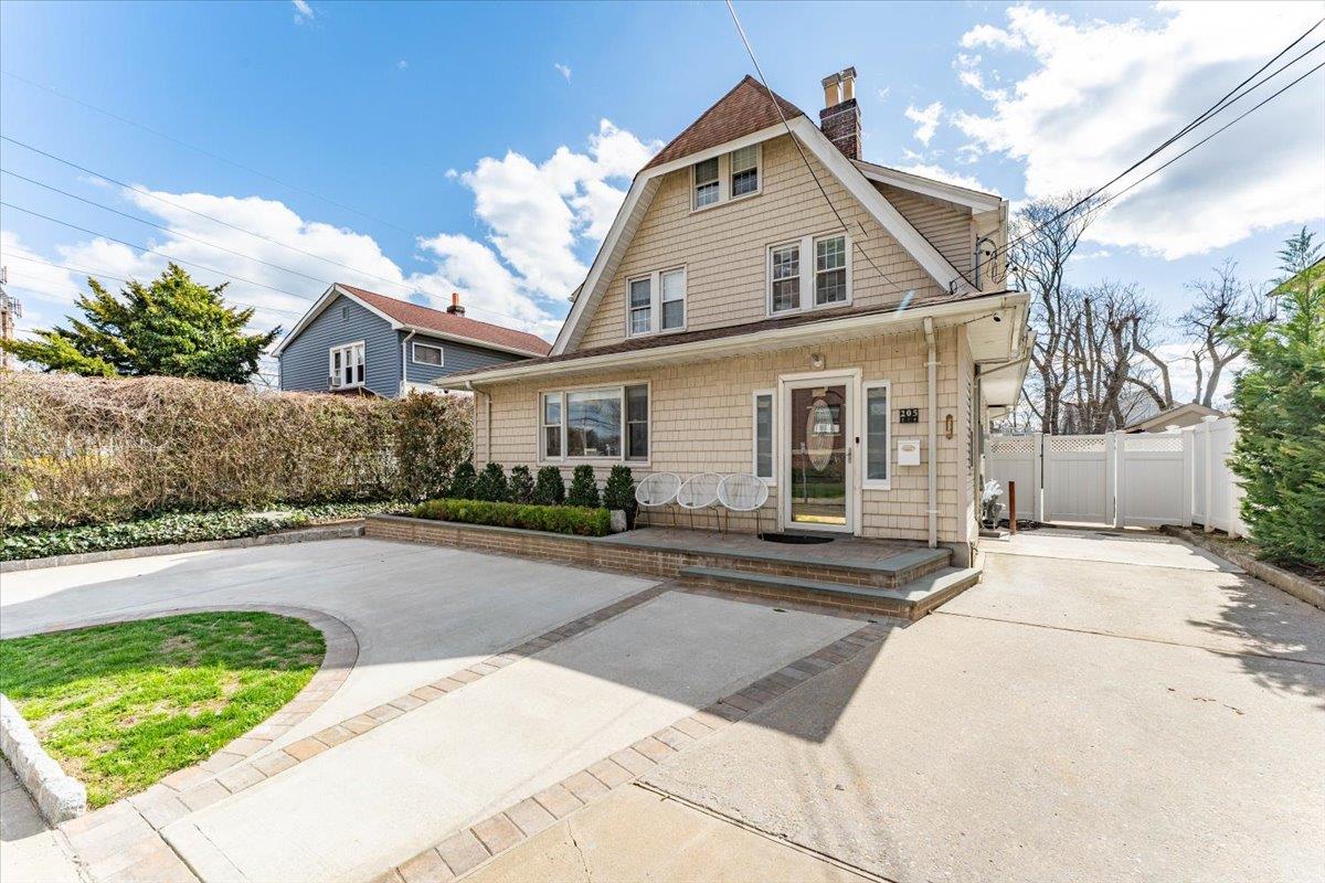 205 Club Drive, Woodmere, New York image 2