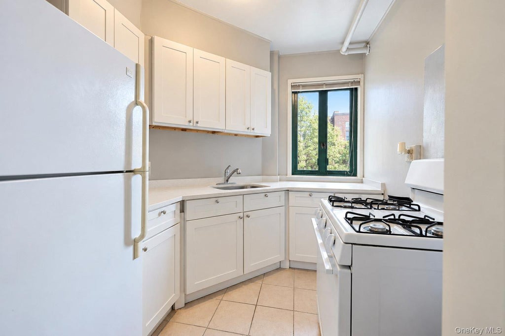 Photo of 1514 Metropolitan Avenue #7G, Bronx, NY 10462 (MLS # 1062527)