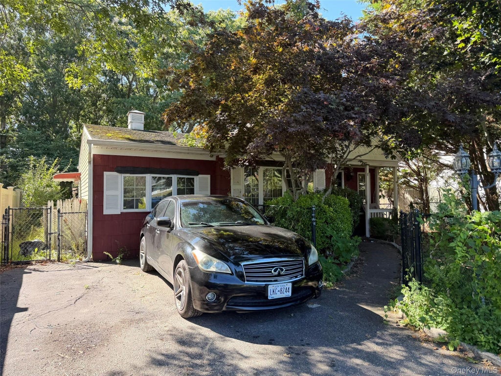 Photo of 30 Oakwood Drive, Shirley, NY 11967 (MLS # 1056211)