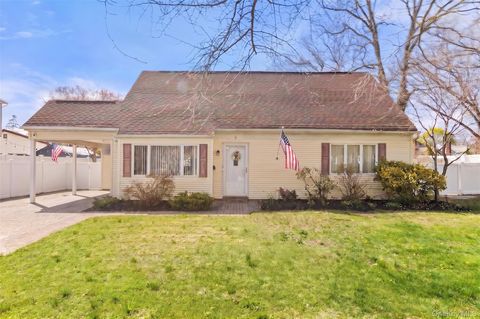 Homes For Sale - 4 Erlwein Court<br/> Massapequa, NY 11758
