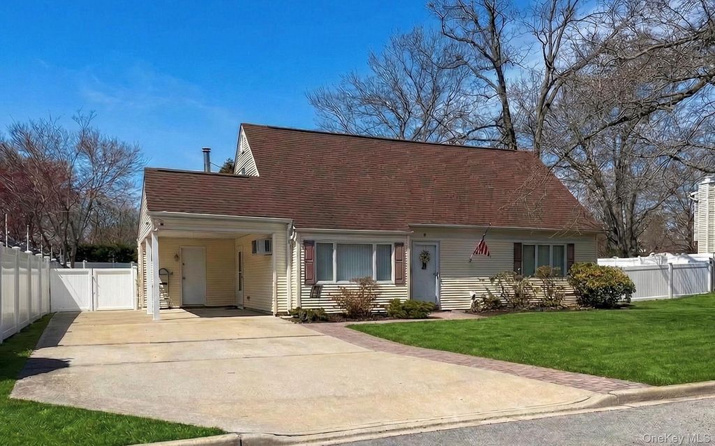 Photo of 4 Erlwein Court, Massapequa, NY 11758 (MLS # 984867)