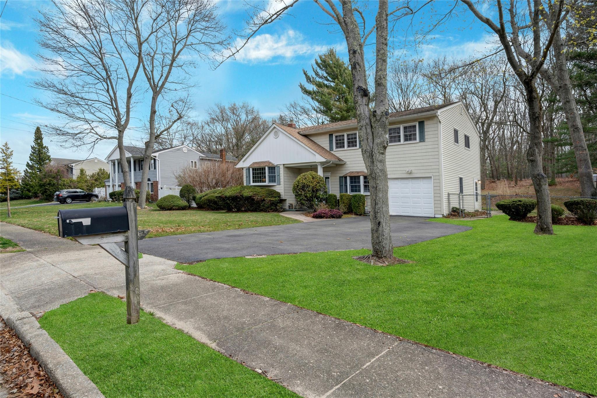101 Grissom Way, Hauppauge, New York image 2