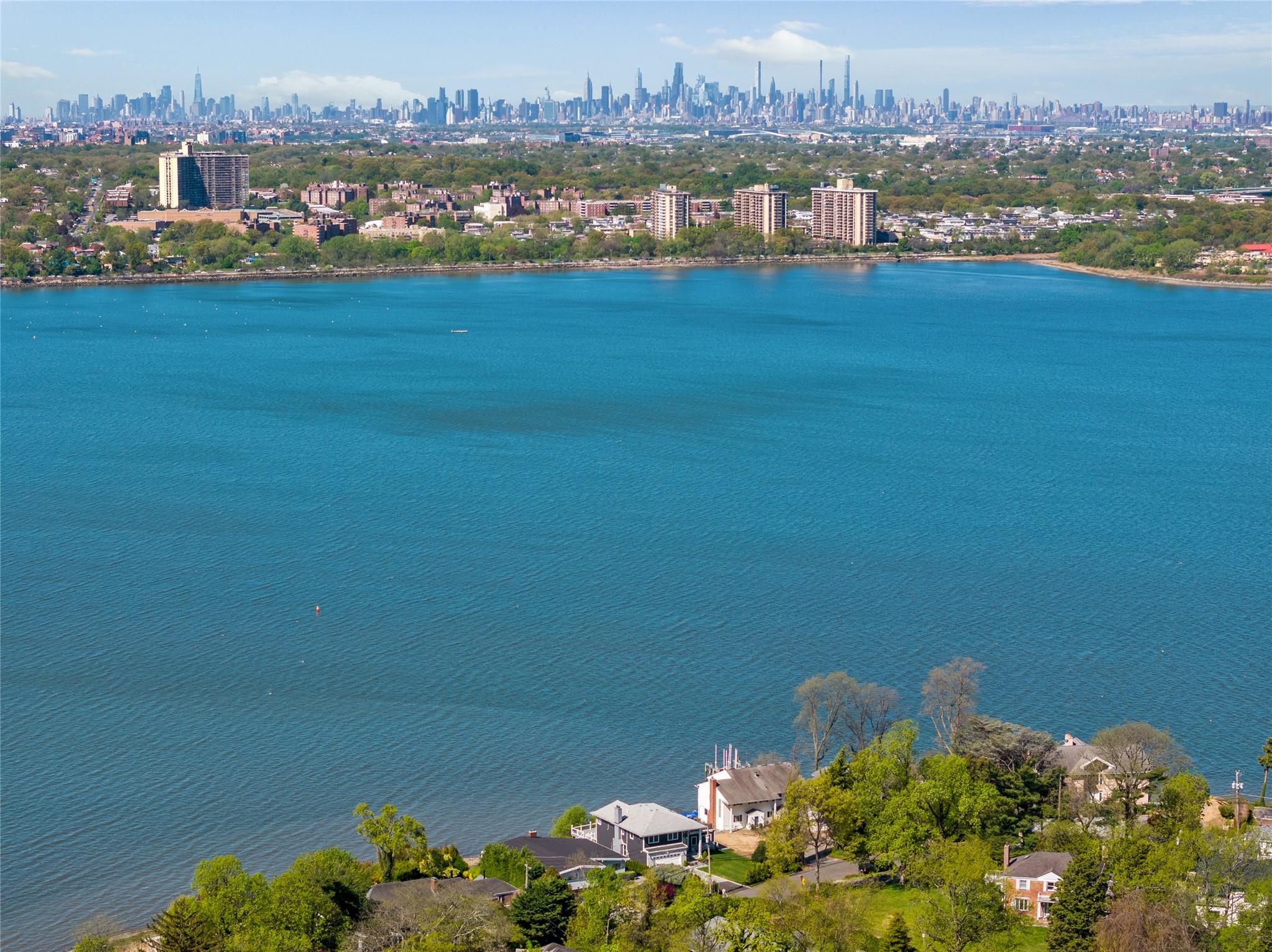 14 Shorecliff Place, Great Neck, New York image 3