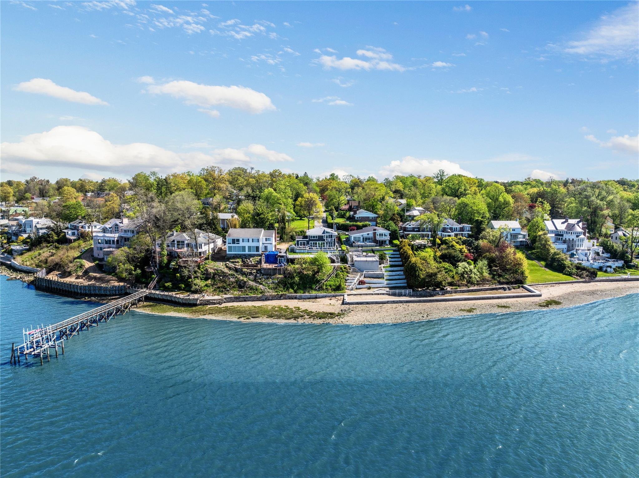 14 Shorecliff Place, Great Neck, New York image 2