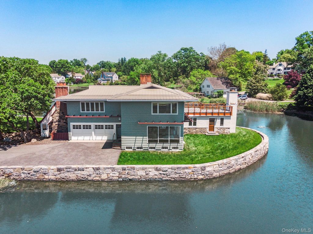 Photo of 8 Wildwood Circle, Larchmont, NY 10804 (MLS # 945707)