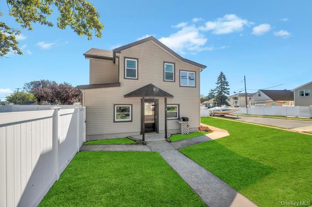 Photo of 4 W Lido Prom, Lindenhurst, NY 11757 (MLS # 921953)