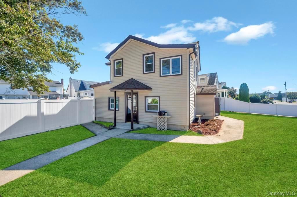 Photo of 4 W Lido Prom, Lindenhurst, NY 11757 (MLS # 921953)