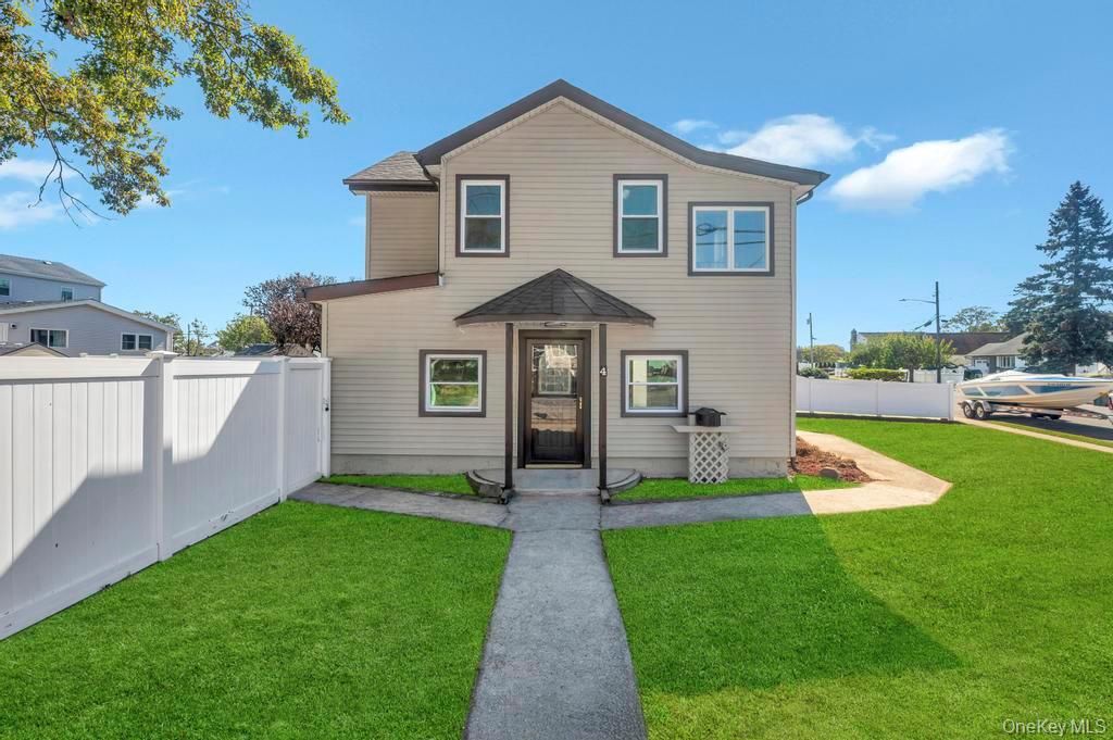 Photo of 4 W Lido Prom, Lindenhurst, NY 11757 (MLS # 921953)