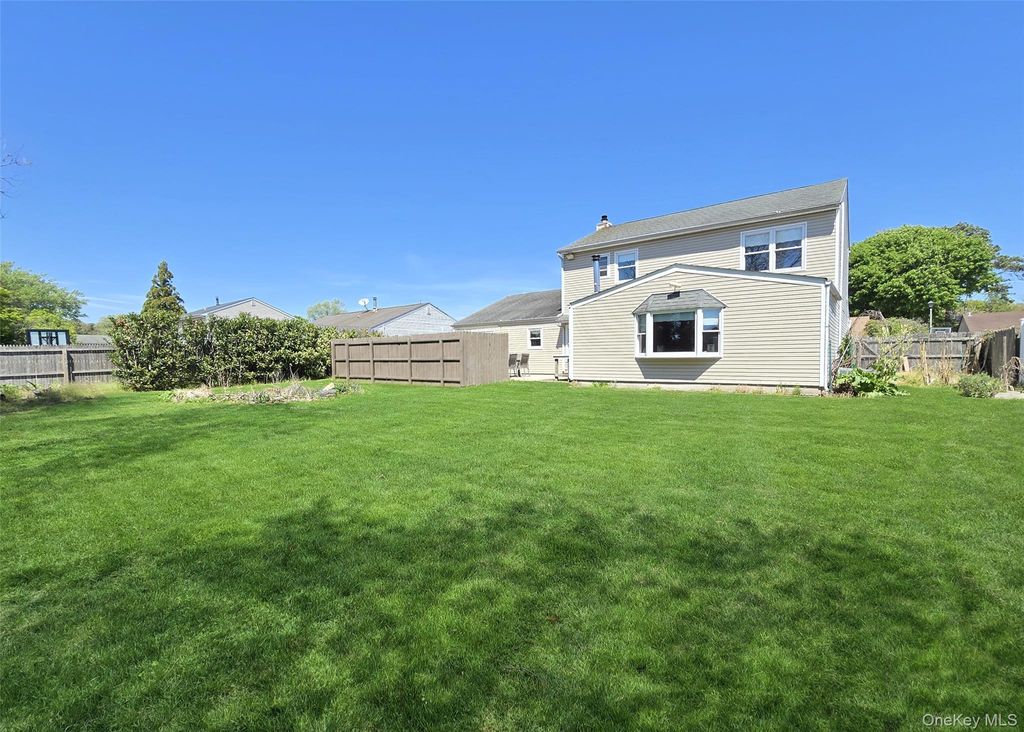 Photo of 67 Sequoia Way, Holbrook, NY 11741 (MLS # 1001011)