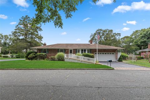 Photo of 18 Sterling Place, Sayville, NY 11782 (MLS # 905766)