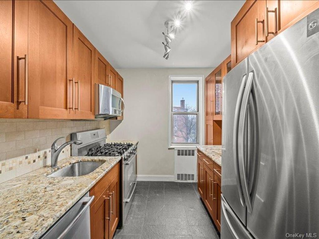 Photo of 5610 Netherland Avenue Ave #5G, Bronx, NY 10471 (MLS # 946770)