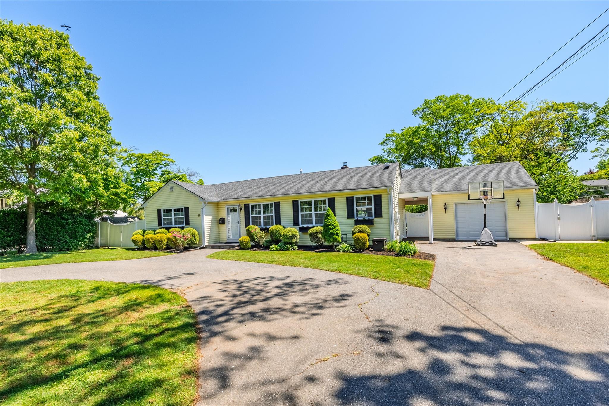 39 Harned Road, Commack, New York image 3