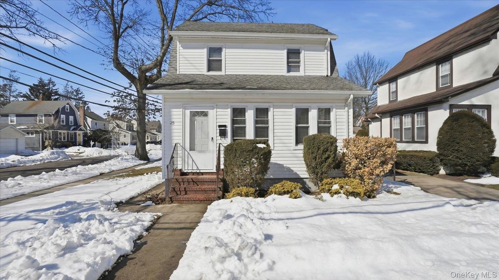 Photo of 25 Mayfair Avenue, Floral Park, NY 11001 (MLS # 969271)