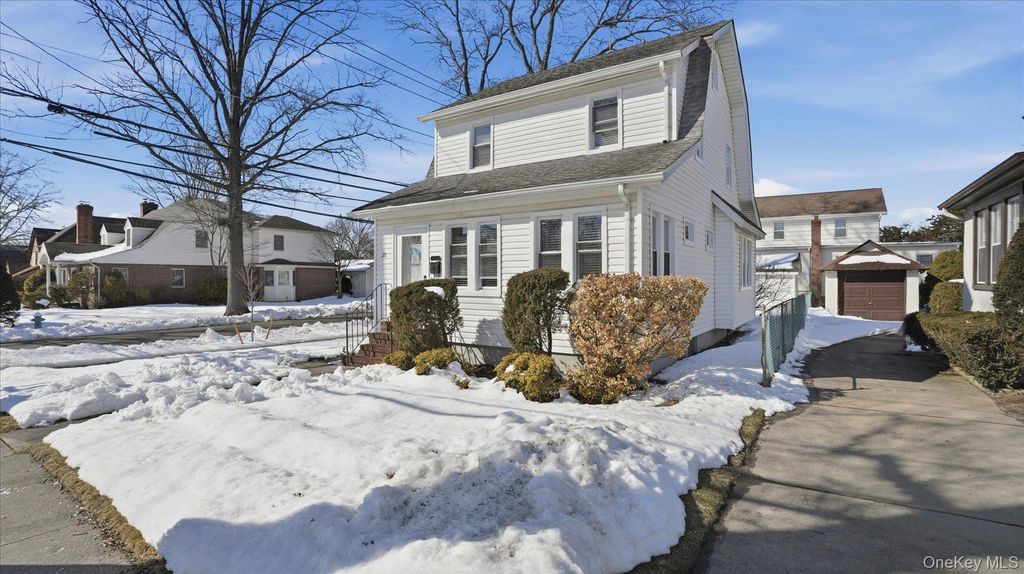 Photo of 25 Mayfair Avenue, Floral Park, NY 11001 (MLS # 969271)