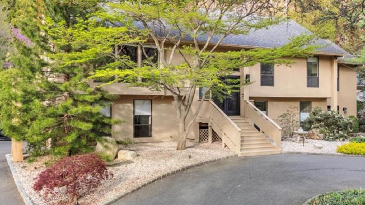 Park Avenue, Huntington, Hamptons, NY - 5 Bedrooms  
4 Bathrooms - 