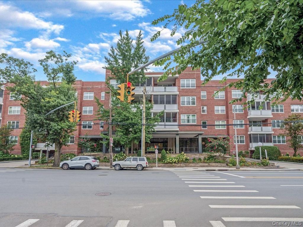 Photo of 1 Kensington Gate #PH 14, Great Neck, NY 11021 (MLS # 979693)