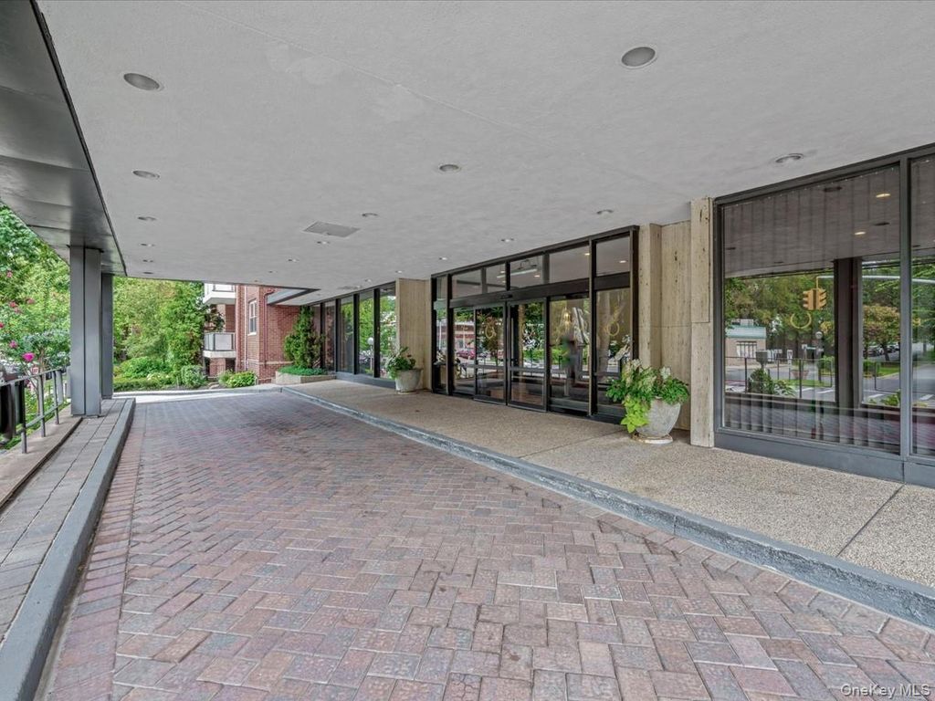 Photo of 1 Kensington Gate #PH 14, Great Neck, NY 11021 (MLS # 979693)