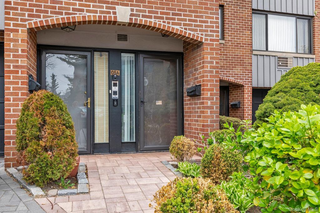 Photo of 15405B Riverside Drive #12B, Whitestone, NY 11357 (MLS # 986351)