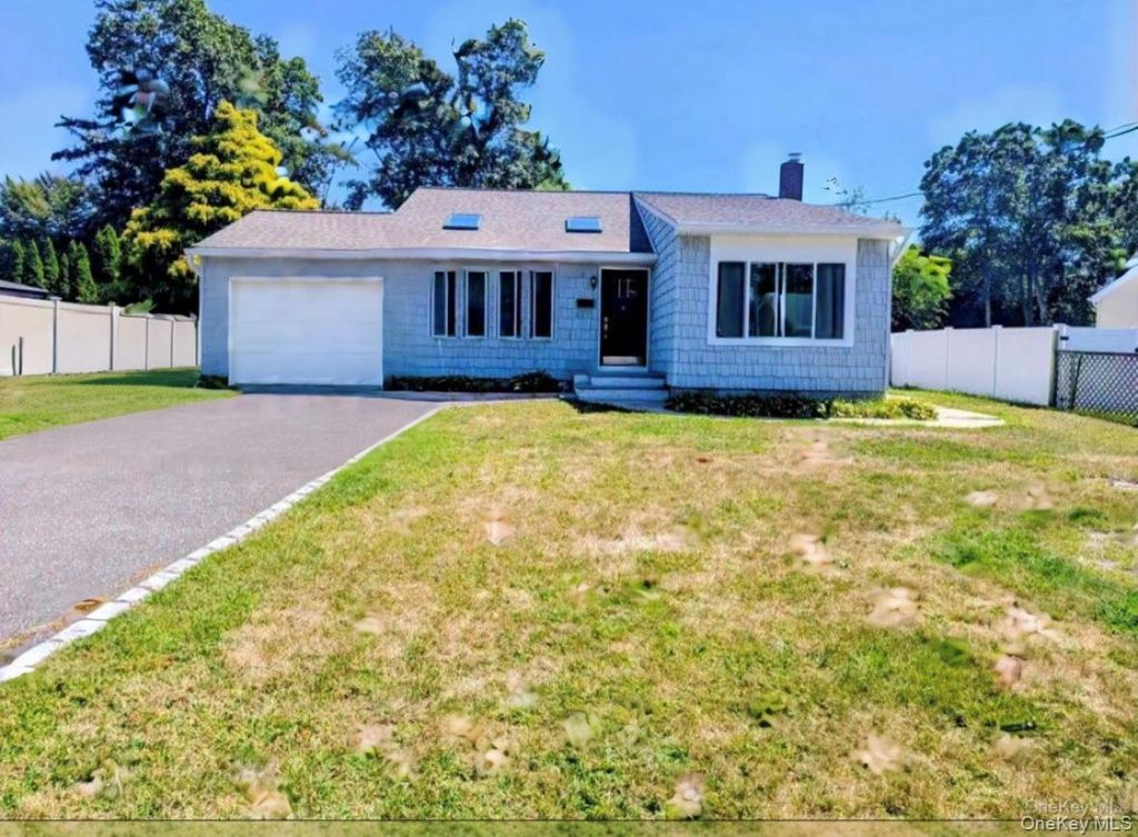 Photo of 193 Connetquot Road, Bayport, NY 11705 (MLS # 920952)