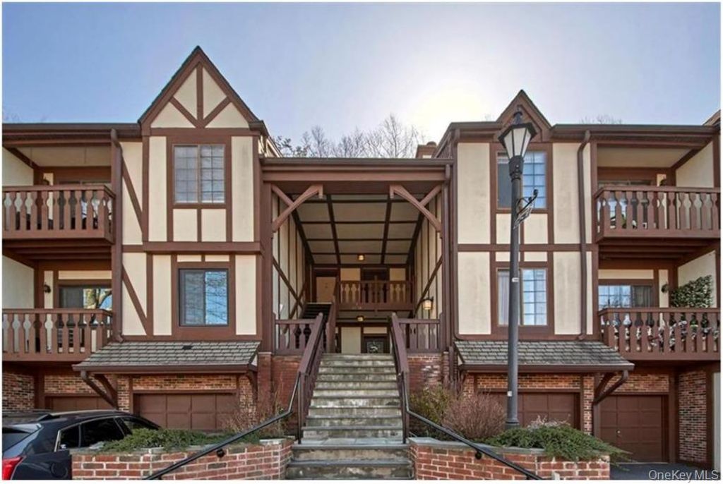 Photo of 72 Foxwood Circle, Mount Kisco, NY 10549 (MLS # 953536)