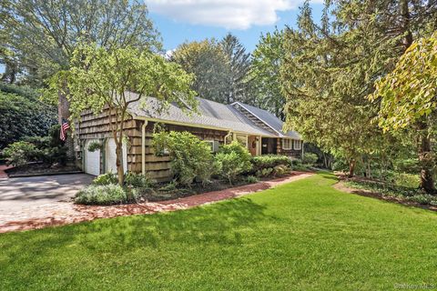 Photo of 7 Maxwell Court, Huntington, NY 11743 (MLS # 915676)